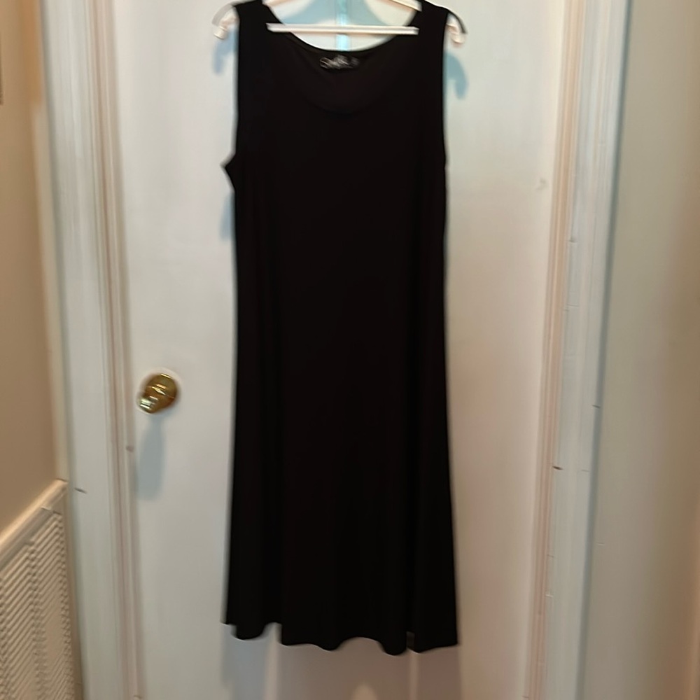 Sleevess, round neck simply black dress